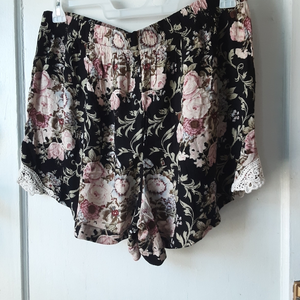 Shorts - Picture 3 of 6